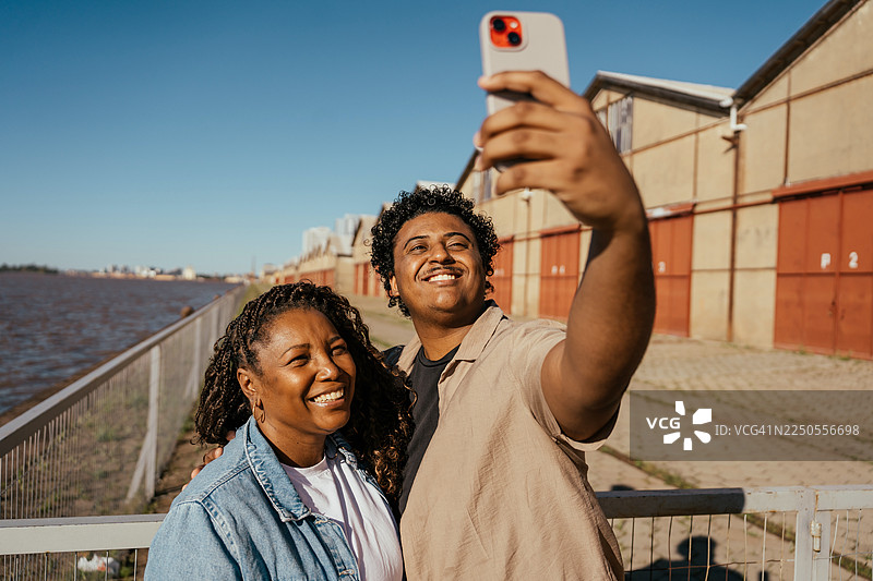 情侣在阿雷格里港自拍图片素材