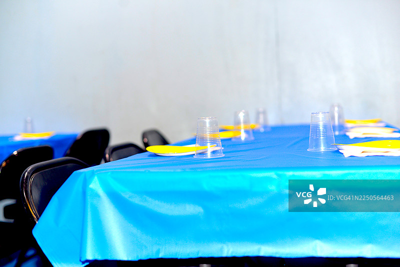 桌上的可抛弃餐具图片素材