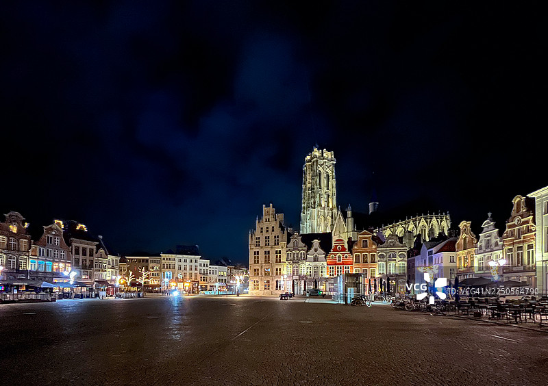 比利时弗拉芒区梅赫伦（马林）的壮丽城市景观，哥特式的圣朗博大教堂钟楼（Sint-Romboutskathedraal）被中世纪大市集（Grote Markt）建筑环绕，在黄昏后的夜晚被照亮图片素材