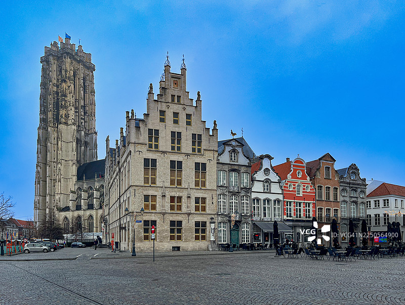 比利时弗拉芒大区梅赫伦市（Malines）的壮丽城市景观，在黄昏时分，可以看到圣隆博大教堂（Sint-Romboutskathedraal）令人印象深刻的哥特式钟楼。图片素材