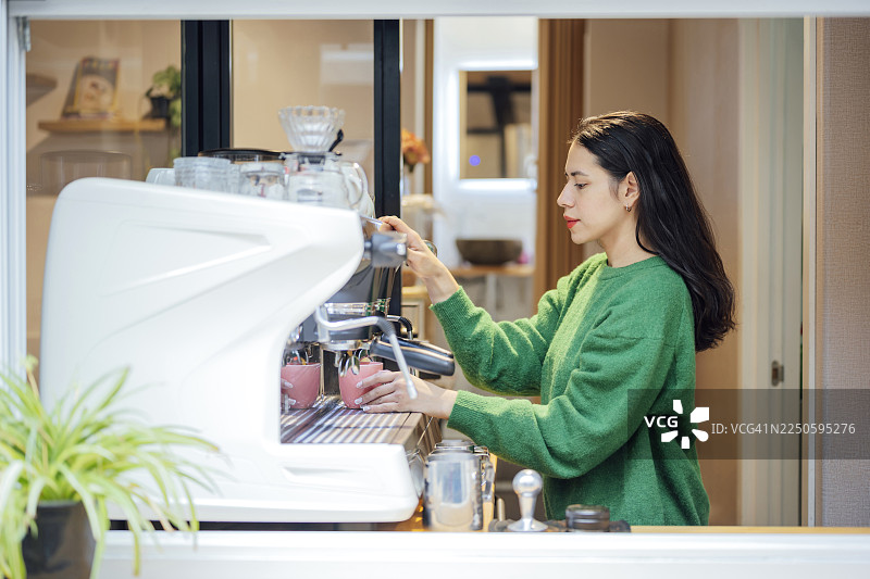 咖啡师正在使用专业的意式咖啡机制作咖啡。图片素材