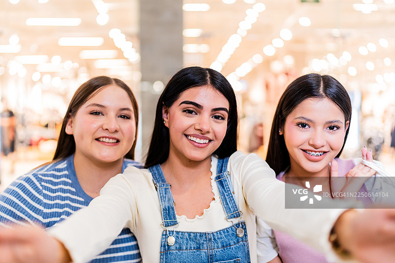 一名少女在购物中心自拍——以相机视角呈现图片素材