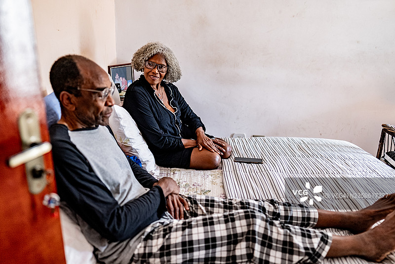 一对年长的夫妇在家里的床上交谈图片素材