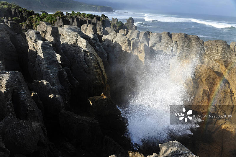 新西兰的煎饼岩和喷水孔图片素材