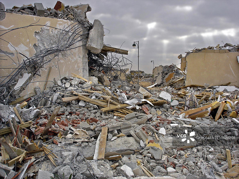 阴沉多云的天空下被毁坏的建筑图片素材