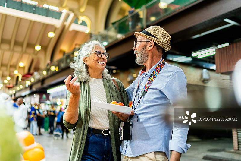 巴西圣保罗市政市场，一对老年夫妇正在交谈图片素材