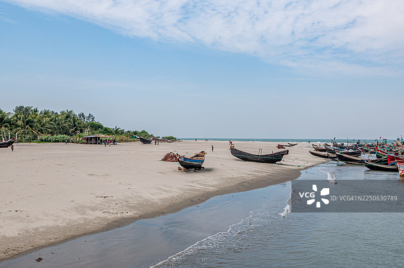 2014年3月9日，孟加拉国吉大港科克斯巴扎尔圣马丁岛海滩上停泊的舢板（传统渔船）。图片素材