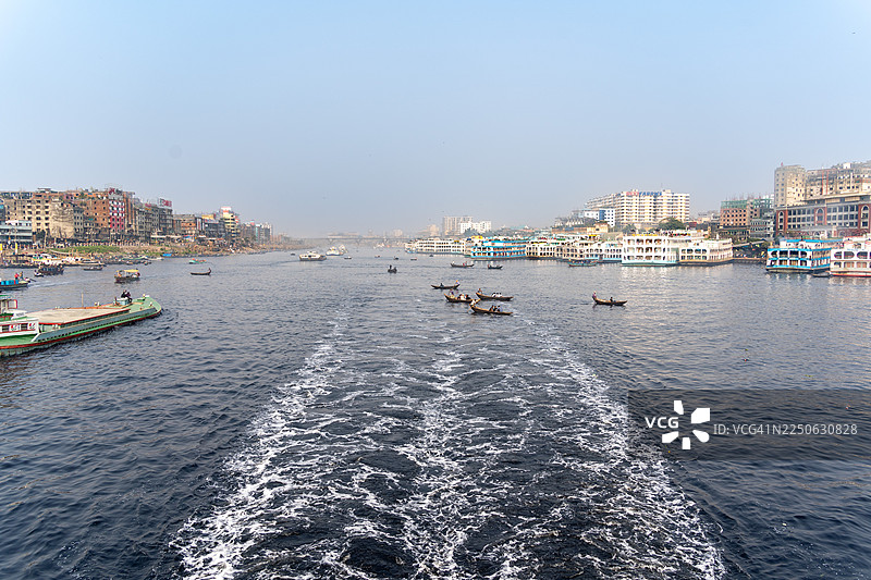 2024年2月16日，孟加拉国达卡，波里甘加河上的船只航行，激起层层波浪，河面十分繁忙。图片素材