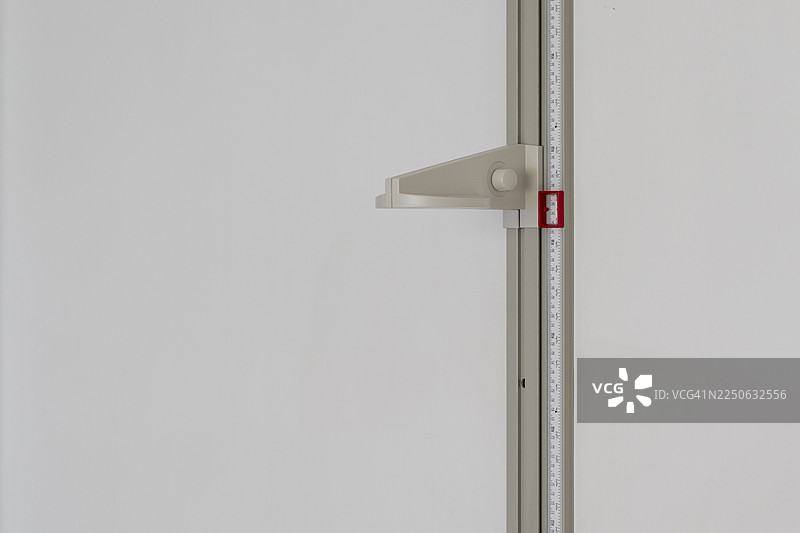 儿科诊所的测量身高工具，用于儿童生长和健康发育图片素材