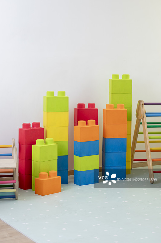 现代儿童游乐室里色彩鲜艳的超大积木，促进儿童发展和创意游戏图片素材
