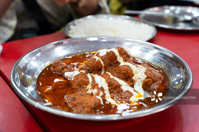 近距离拍摄一盘印度黄油鸡图片素材