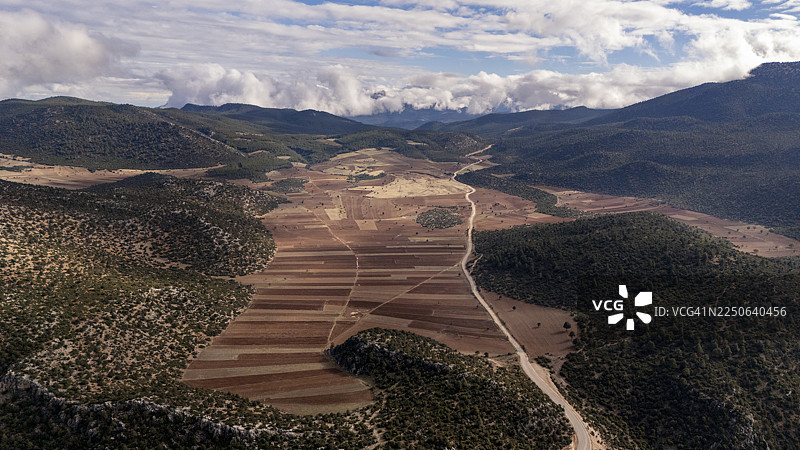 土耳其安塔利亚的山脉和农田图片素材