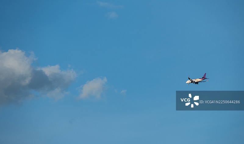 飞机在天空和云彩中飞行。图片素材