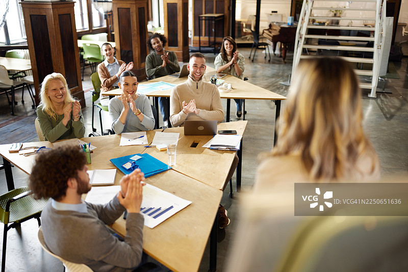 为成功的销售提案鼓掌！图片素材