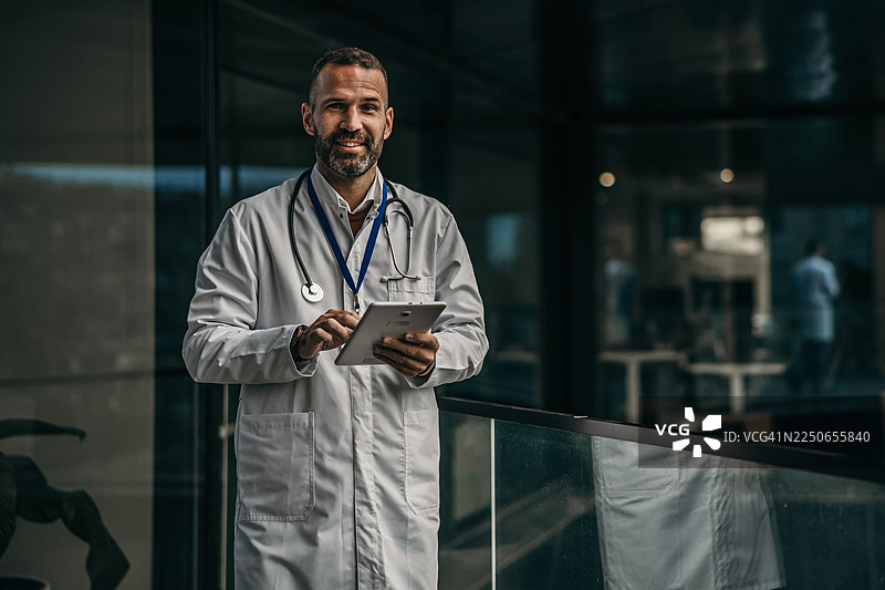 男医生使用带有医疗科技的数字平板电脑图片素材