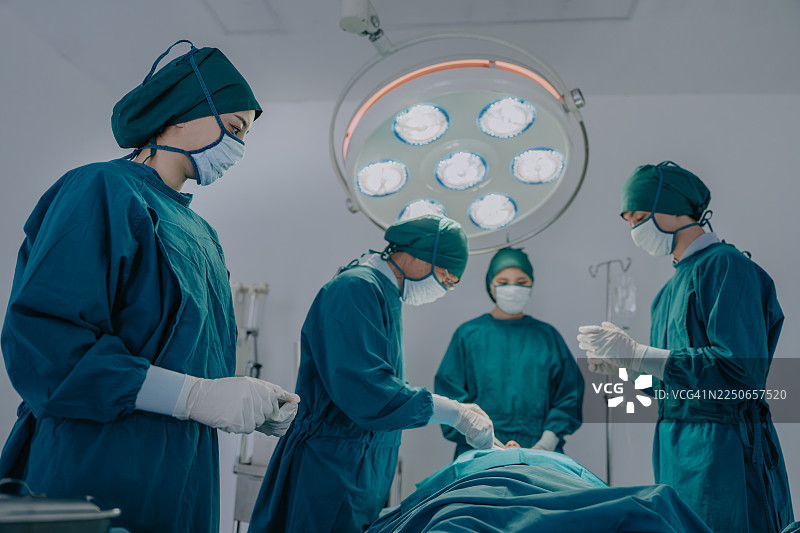 亚洲医疗团队在手术过程中协作图片素材