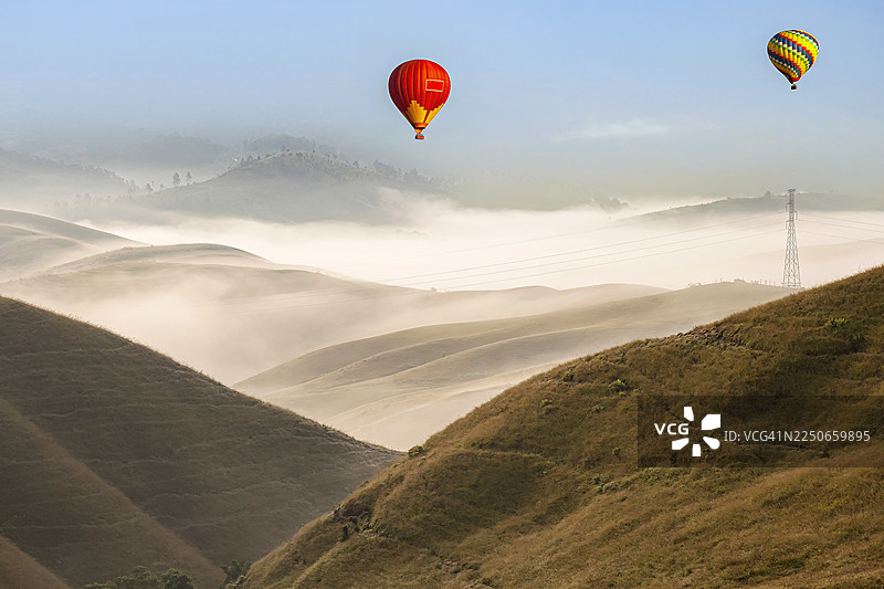 热气球飞越峡谷，远眺山景与天空图片素材