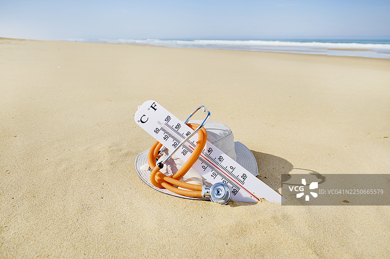 沙滩和海边的温度计和听诊器图片素材