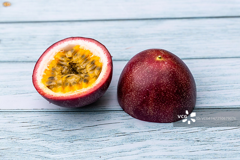 新鲜的百香果切片图片素材