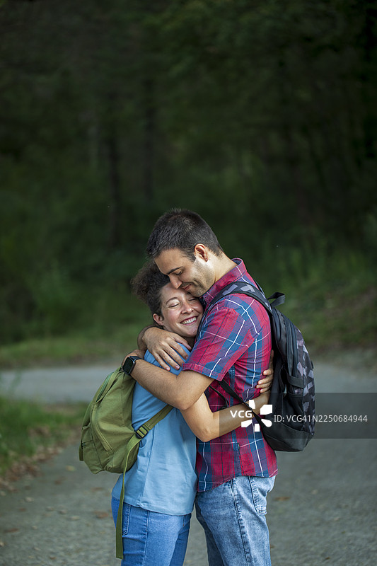 情侣在森林小径上拥抱取暖图片素材