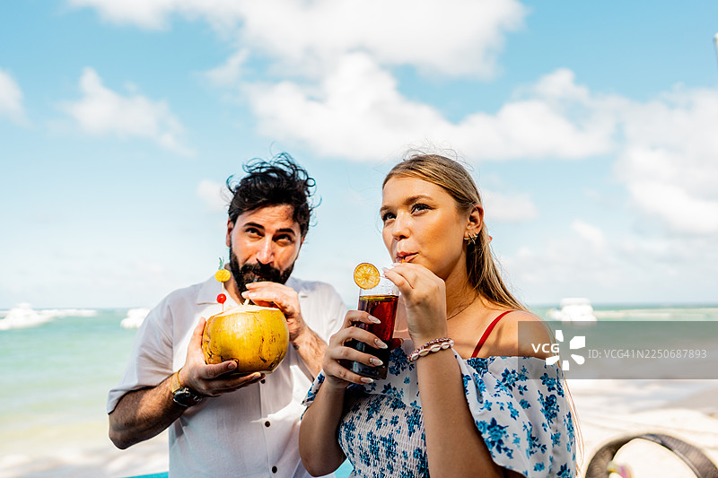 一对情侣在多米尼加共和国蓬塔卡纳的海滩上欣赏风景图片素材