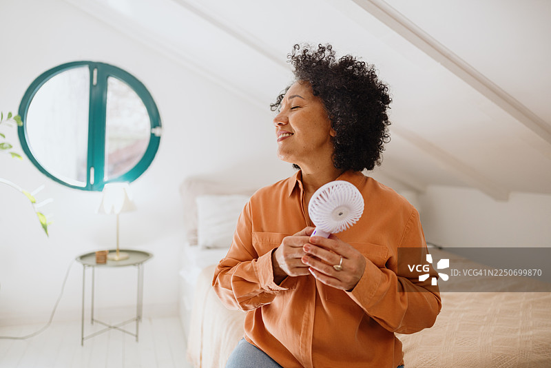 一位成熟的女性在家中遭受潮热图片素材