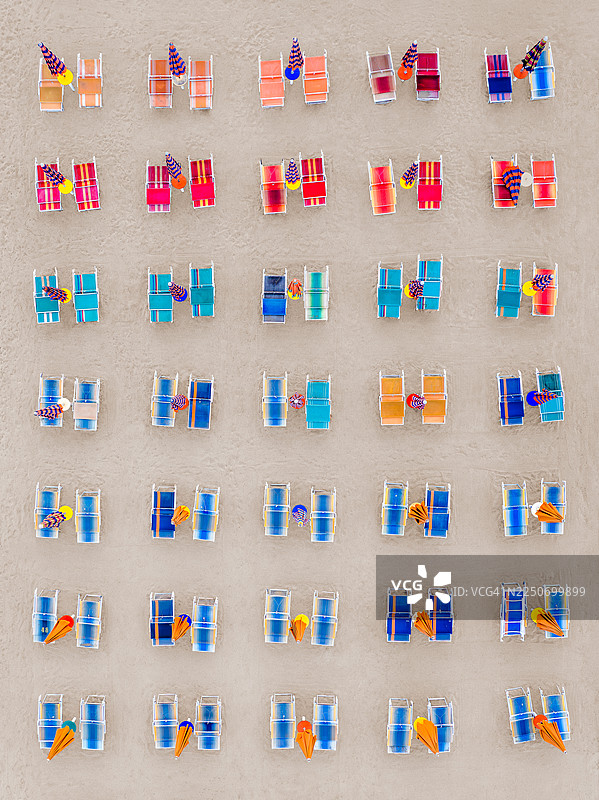 无人机视角俯瞰阿尔巴尼亚杜尔雷斯县杜尔雷斯市黎明时分色彩缤纷的躺椅行列图片素材