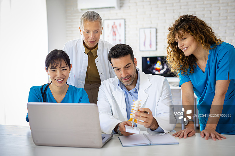 多学科医疗团队讨论解剖学图片素材