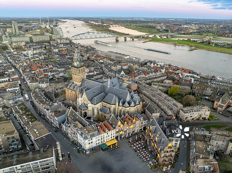 寒冷冬日清晨，从高处拍摄的尼美根市中心、瓦尔河以及瓦尔桥的日出景象图片素材