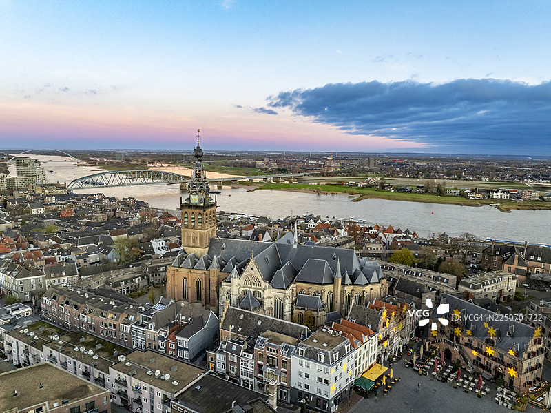 日出时分，瓦尔河畔的奈梅亨天际线图片素材