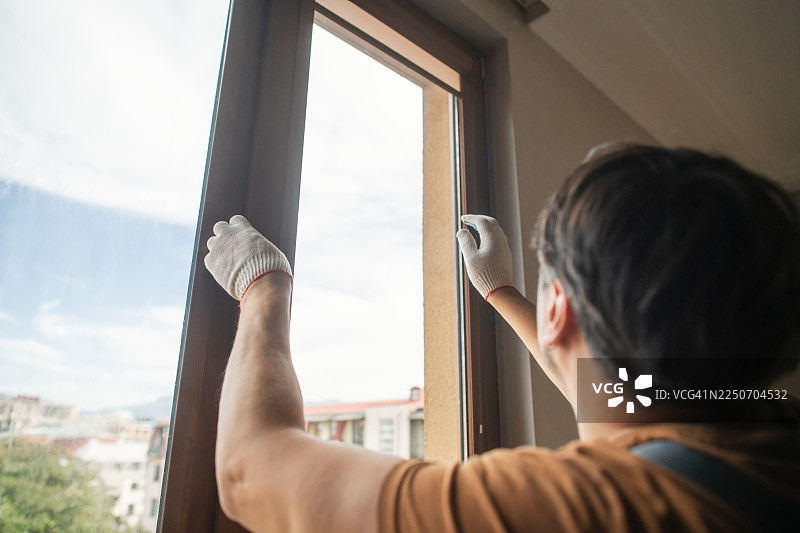 男人正在开窗图片素材