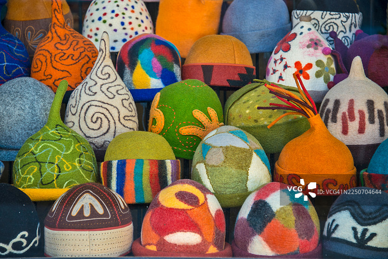 一队色彩鲜艳的毛毡帽图片素材