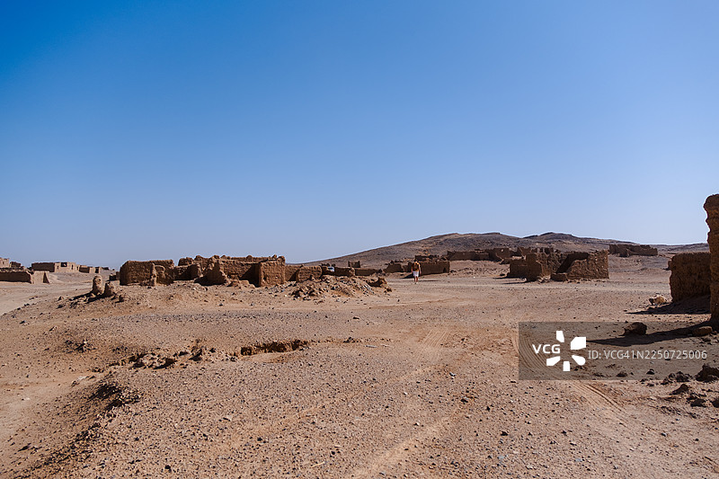撒哈拉沙漠中梅尔祖卡古村落遗址的广角镜头图片素材