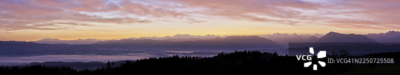 从霍本（Horben）俯瞰薄雾弥漫的罗伊斯河谷（Reuss Valley）的全景，背景是阿尔卑斯山（Alpstein）、格拉鲁斯阿尔卑斯山（Glarner Alps）和瑞吉山（Rigi），在黎明的光辉中，位于瑞士阿尔高州（Canton of Aargau）的拜因维尔-弗赖恩马特（Beinwil-Freiamt）。图片素材
