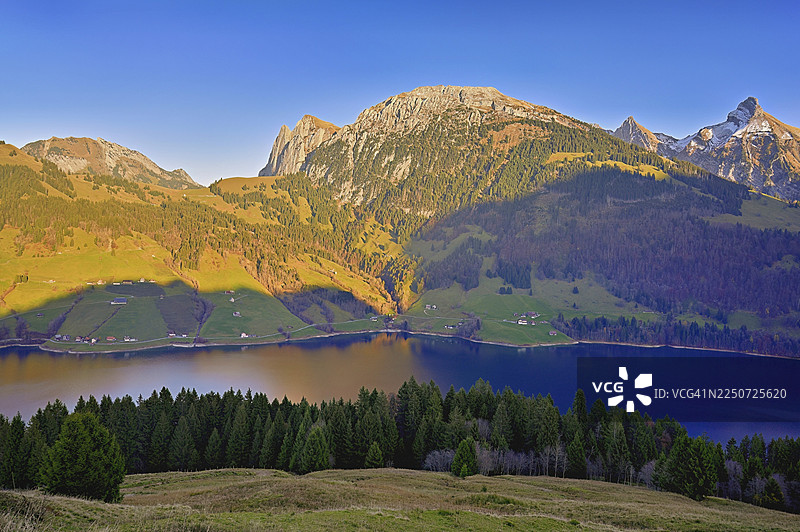 俯瞰瓦格塔尔湖，背景为施佩尔山和辛德尔峰，瑞士施维茨州图片素材