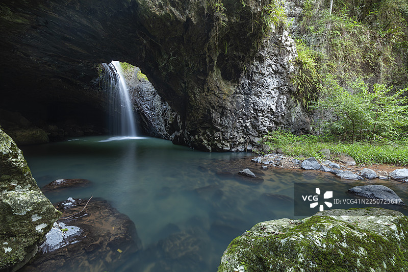 澳大利亚昆士兰贡达瓦纳雨林世界遗产地斯普林布鲁克国家公园玄武岩洞穴中的天然桥瀑布图片素材