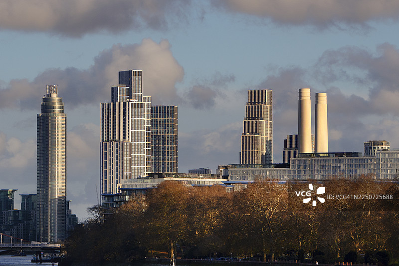 阳光明媚的冬日，泰晤士河望向沃克斯霍尔和巴特西发电站图片素材