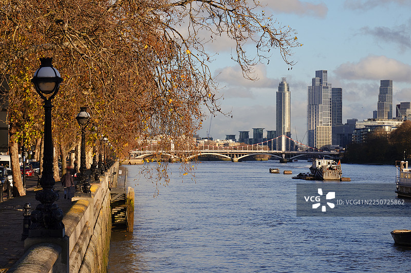 晴朗冬日，泰晤士河眺望切尔西桥图片素材