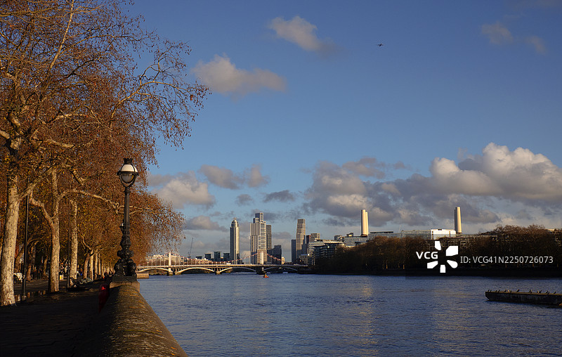 阳光明媚的冬日，泰晤士河眺望切尔西桥图片素材