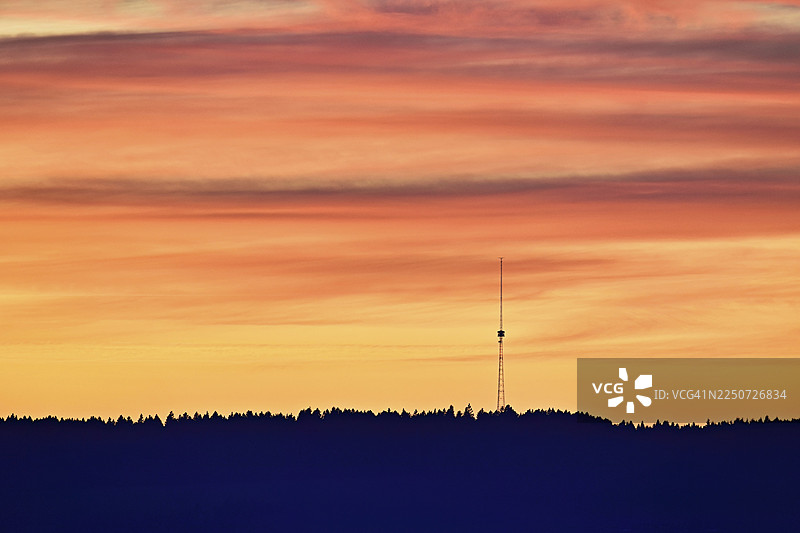 瑞士卢塞恩州贡茨维尔的贝罗明斯特发射塔在日落时分图片素材