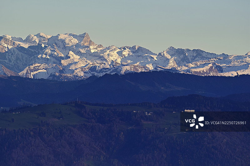 从霍本看到的楚格山和白雪覆盖的巴赫利斯托克，瑞士阿尔高州拜因维尔-弗赖亚姆特图片素材