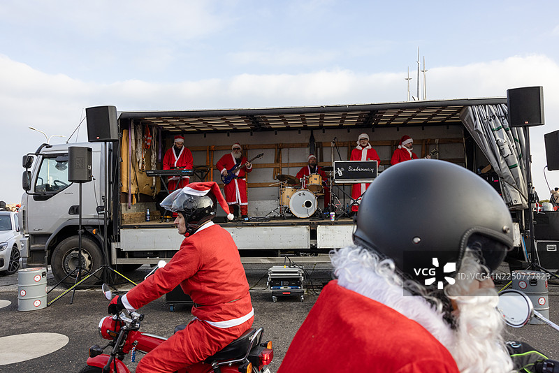 波兰格丁尼亚的圣诞老人骑行（摩托车）大游行。图片素材
