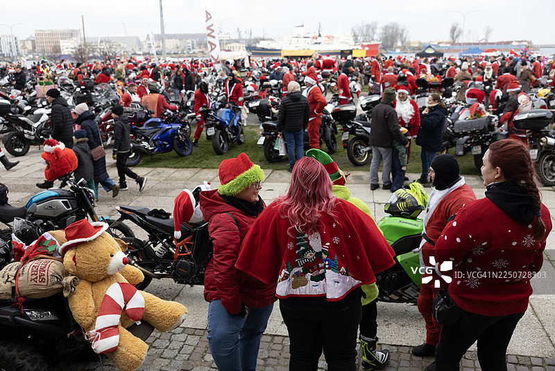 波兰格丁尼亚的圣诞老人骑行（摩托车）大游行。图片素材