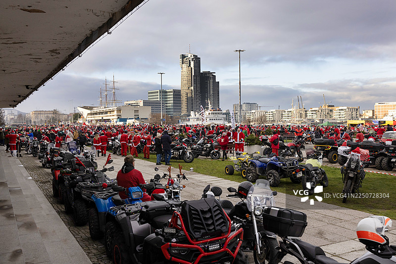 波兰格丁尼亚，圣诞老人骑行（摩托车）大游行。图片素材