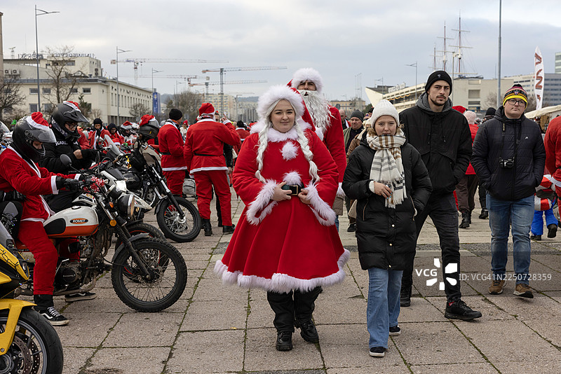 波兰格丁尼亚，圣诞老人骑行（摩托车）游行。图片素材
