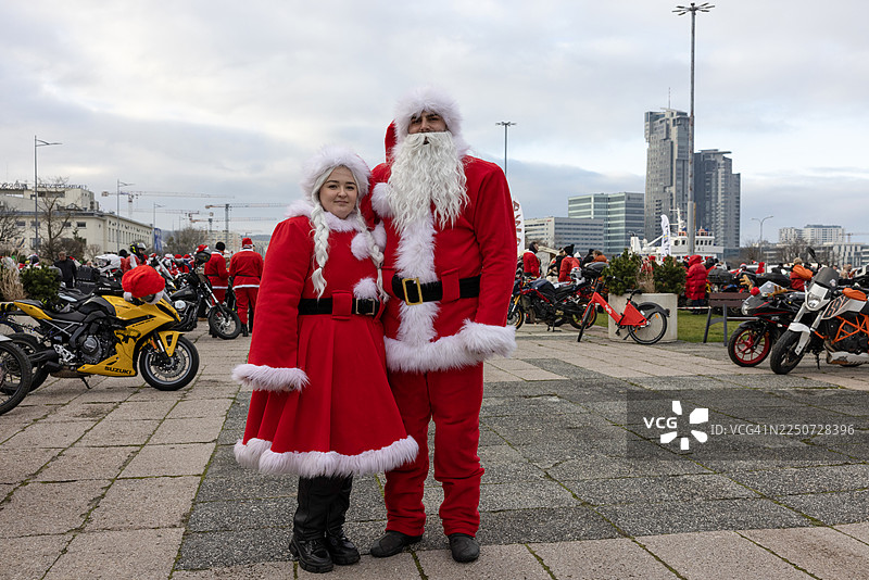 波兰格丁尼亚的圣诞老人骑行（摩托车）大游行。图片素材