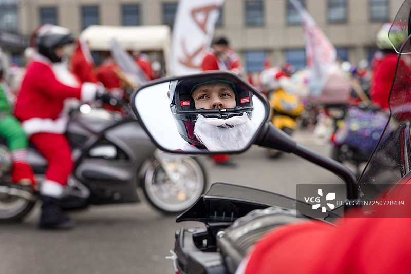 波兰格丁尼亚的圣诞老人骑行（摩托车）游行。图片素材