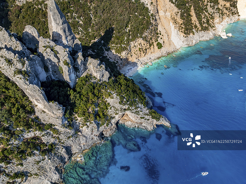 风景如画的岩石海岸，有拉古利亚尖塔的悬崖，蓝色的海和卡拉戈洛里采海滩，航拍，奥罗塞伊湾，巴乌内，撒丁岛，意大利图片素材