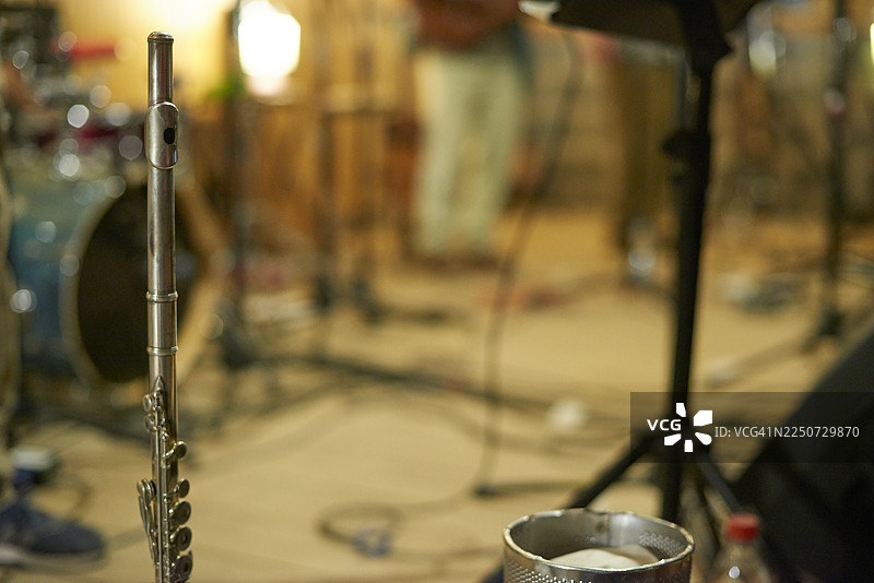 长笛乐器在现场音乐表演前的舞台上图片素材