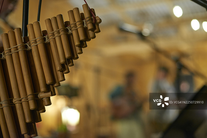 舞台上悬挂着排箫，表演者模糊不清图片素材